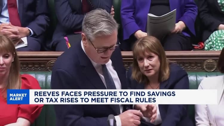 UK government 'in an absolute bind' after U-turns, panic over Rachel Reeves