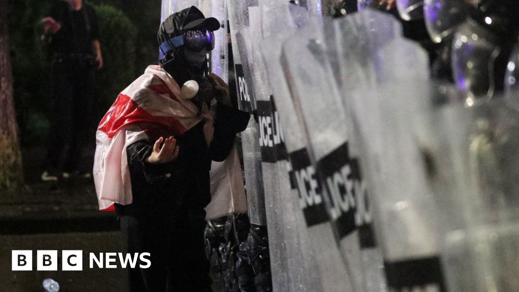 Anti-government protesters attempt to storm presidential palace