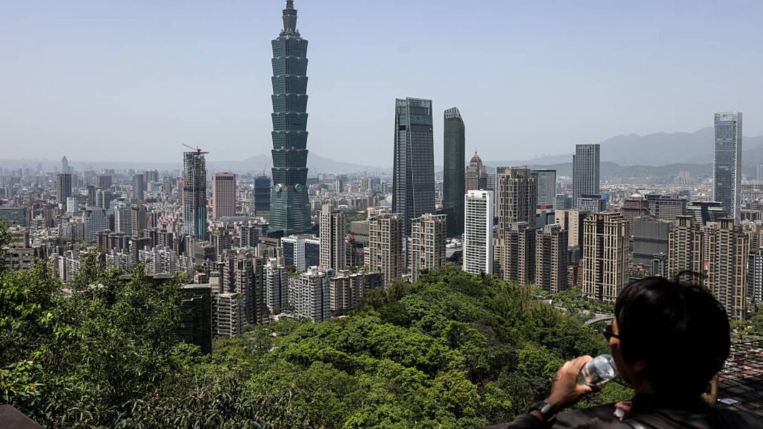 Asia markets trade mixed after Wall Street rallies