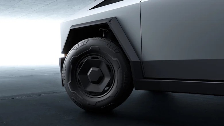 The Tesla Cybertruck Long Range's 18-inch wheel.
