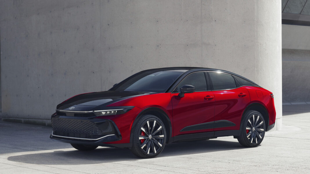 Toyota Fixed The Crown’s Two-Tone Paint You Thought Was Ugly