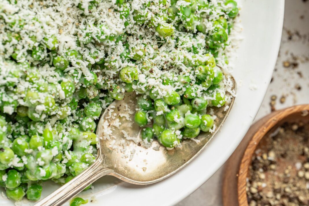Cacio e Pepe Peas (Easy Frozen Peas Recipe)
